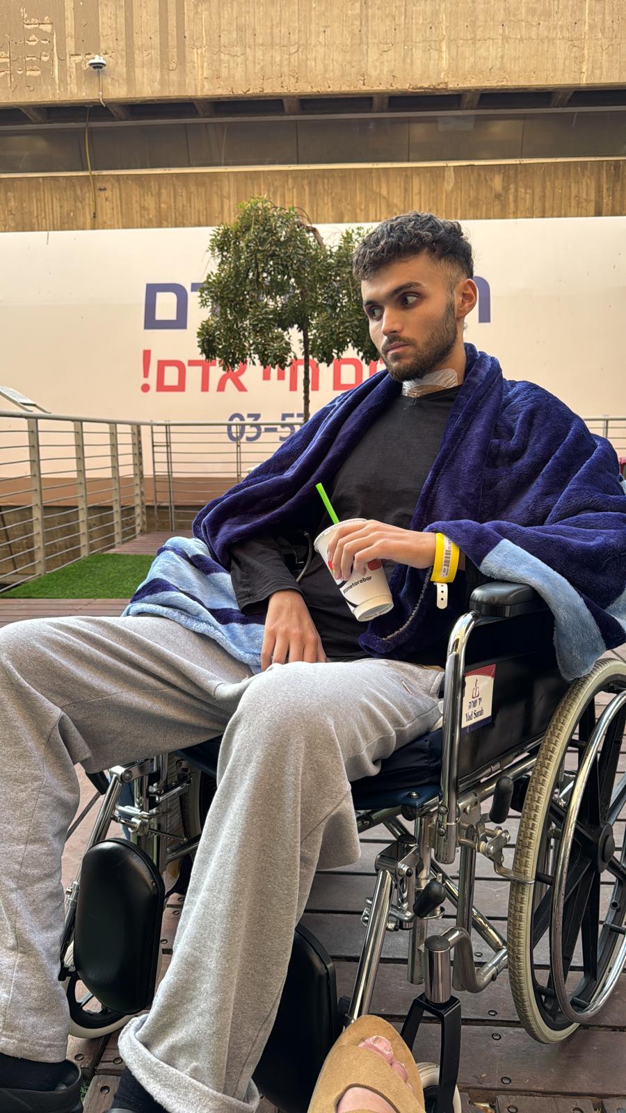 תכלת בכיסא גלגלים בבית החולים בתחילת הדרך